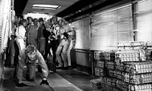 Michael Caine y el elenco de The Italian Job a bordo de su autobús mientras se cuelga sobre un acantilado