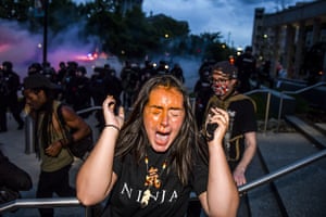 Una mujer reacciona después de ser rociada con gas pimienta cerca del Capitolio del Estado de Colorado en Denver.