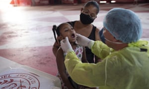 Una niña es examinada en Río de Janeiro, Brasil.