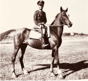 Li Yin-wo a caballo en la década de 1940.