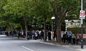 Las personas se alinean frente a un Centrelink, que brinda servicios de desempleo, en Melbourne, Australia, el 23 de marzo de 2020.