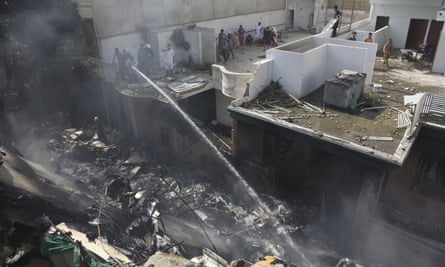 Un funcionario dijo que el avión se estrelló contra una calle en un área densamente poblada, demoliendo por completo cinco casas.