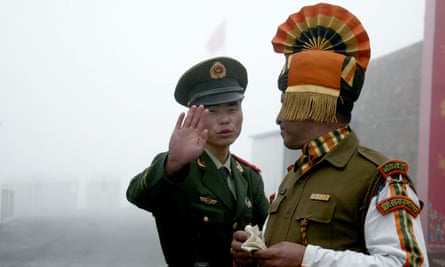 Esta imagen de 2008 muestra a un soldado chino y un soldado indio en el cruce fronterizo de Nathu La.