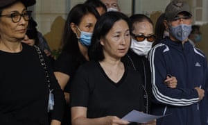 Pansy Ho, centro, anuncia la muerte del magnate de Macao Stanley Ho a los medios de comunicación afuera de un hospital de Hong Kong