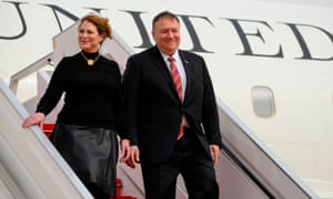 Mike Pompeo y su esposa Susan Pompeo llegan a Senegal en febrero.