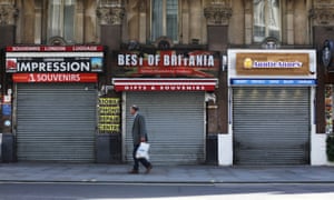 Un peatón solitario en el centro de Londres pasa junto a una fila de tiendas cerradas el 7 de mayo, y la mayoría de los minoristas permanecen cerrados.