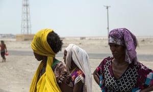 Mujeres migrantes africanas en un puesto de control en Adén.
