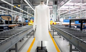 El grupo Zegna ha producido 280,000 trajes de protección hospitalarios para el personal médico en la región del Piamonte y el cantón de Ticino en Italia, donde dos de las fábricas del grupo se han convertido para adaptarse a la producción.
