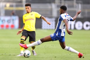 Jadon Sancho de Borussia Dortmund lucha por el balón con Jordan Torunarigha de Hertha.