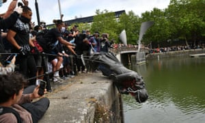 Los manifestantes arrojan la estatua al puerto de Bristol