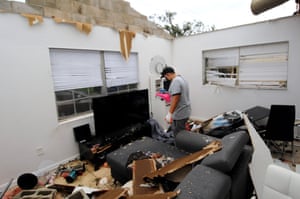 José Pico revisa los restos de su apartamento, que fue destruido después de un tornado, causado por la tormenta tropical Cristóbal, que pasó por Orlando, Florida.