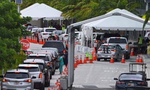 En esta foto de archivo tomada el 22 de julio, los autos se alinean para la prueba Covid-19 en un sitio de prueba de coronavirus en Miami Beach, Florida. Dos armas clave en la lucha del estado han salido mal: pruebas y rastreo de contactos.