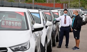 La explanada de un concesionario de automóviles Vauxhall reabierto recientemente en el norte de Londres el mes pasado