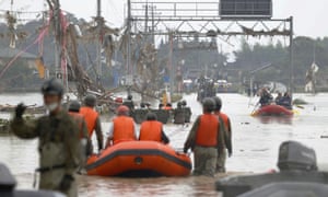 Los residentes locales son rescatados por soldados usando un bote en un área de inundación causada por fuertes lluvias en el pueblo de Kuma, Prefectura de Kumamoto.