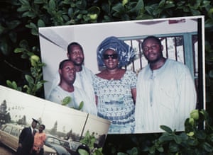 Ida con los hermanos Isi, Olume y Osi (derecha); Osi contrajo el virus, pero se recuperó.