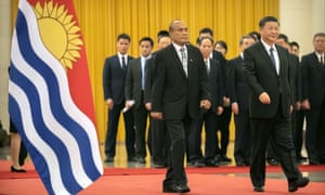 El presidente de Kiribati, Taneti Maamau, a la izquierda, y el presidente de China, Xi Jinping, en el Gran Salón del Pueblo en Beijing, enero de 2020.