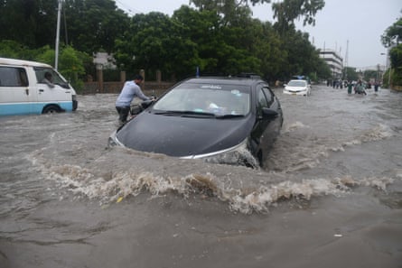 Un vehículo atrapado en las inundaciones en Karachi.