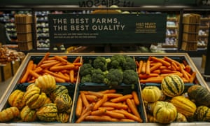 Calabazas, zanahorias y brócoli a la venta en la sección de alimentos frescos de una marca & amp; Tienda Spencer.