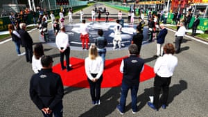 Los pilotos de F1 participan en un minuto de silencio en homenaje al fallecido Anthoine Hubert.