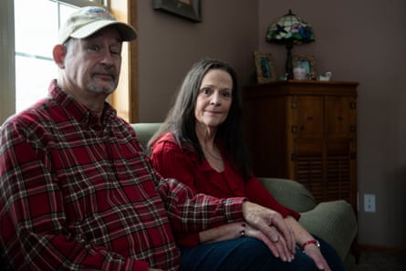 Terri Burl, presidenta del Partido Republicano del Condado de Forest, a la derecha, y su esposo, Randy, en su casa en Crandon.