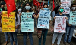 Los estudiantes protestan por el aplazamiento de las pruebas de admisión a las escuelas de medicina e ingeniería en medio de la propagación del Covid-19 en Calcuta.