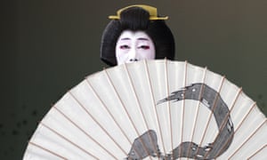 Una artista tradicional japonesa, o geisha, de la región de Shimbashi se presenta antes de su espectáculo real 