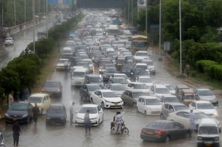 Un embotellamiento cuando el monzón golpea Karachi.
