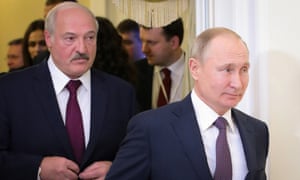 Alexander Lukashenko con Vladimir Putin en 2019 en San Petersburgo, Rusia.