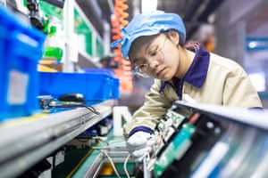 Un trabajador inspeccionando un sistema de señalización de ascensores en una fábrica en Jiangsu WELM Technology el mes pasado
