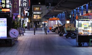 Una calle de Jongno, generalmente una de las zonas más concurridas de Seúl, estaba tranquila anoche después de advertir a la gente que evitara los pubs y bares.