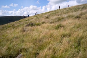 Los excursionistas deambulan por las colinas cercanas al embalse Dovestone en el norte de Peak District.