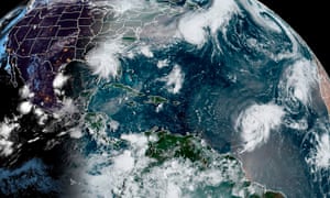 Esta imagen satelital RAMMB / NOAA muestra varios huracanes en el Océano Atlántico y la nube de humo sobre el noreste de Estados Unidos.