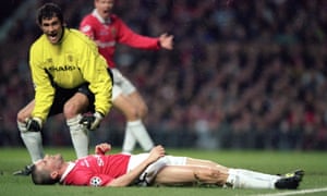 Roy Keane está desesperado después de marcar un gol en propia puerta en la derrota por 3-2 del Manchester United ante el Real Madrid en la Champions League en 2000.