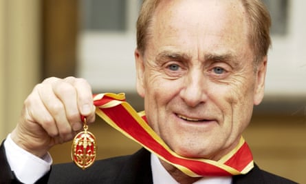 Sir Harold Evans recibió su caballero en 2004.