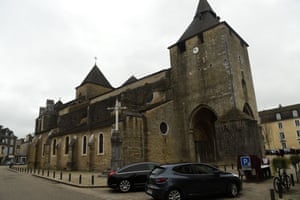 La fachada de la catedral de Sainte-Marie en Oloron-Sainte-Marie, cerca de Pau.