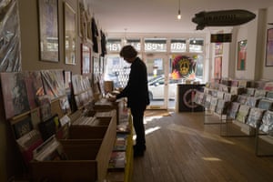 Thurston busca gemas en su tienda de discos emergente Stoke Newington, Ecstatic Peace Library.