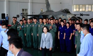 El centro del presidente taiwanés Tsai Ing-wen visita una base militar en la isla Penghu.