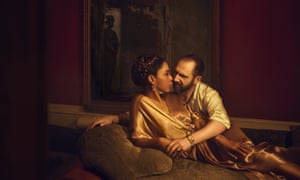 Sophie Okonedo y Ralph Fiennes como Antoine y Cleopatra en la producción de 2018 de la obra de Shakespeare del Teatro Nacional.