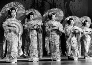 Bailarines del teatro de danza japonés Takarazuka en el escenario en 1930