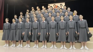 El grupo número 100 de estudiantes de la Escuela de Música de Takarazuka hace fila para tomar fotografías durante la ceremonia de ingreso a la escuela en Takarazuka, prefectura de Hyogo, el 16 de abril de 2012.