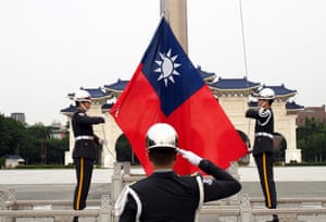 Soldados taiwaneses izan la bandera de Taiwán en Taipei.