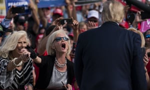 Partidarios del presidente Donald Trump aplauden en un mitin de campaña