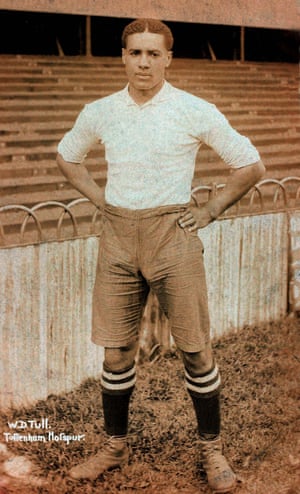 Walter Tull en uniforme de fútbol