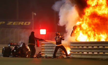 Romain Grosjean sale de las llamas tras terrible accidente en la primera ronda del Gran Premio de Baréin