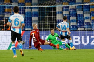 Dries Mertens del Napoli se desliza a casa para el tercer gol contra la Roma.