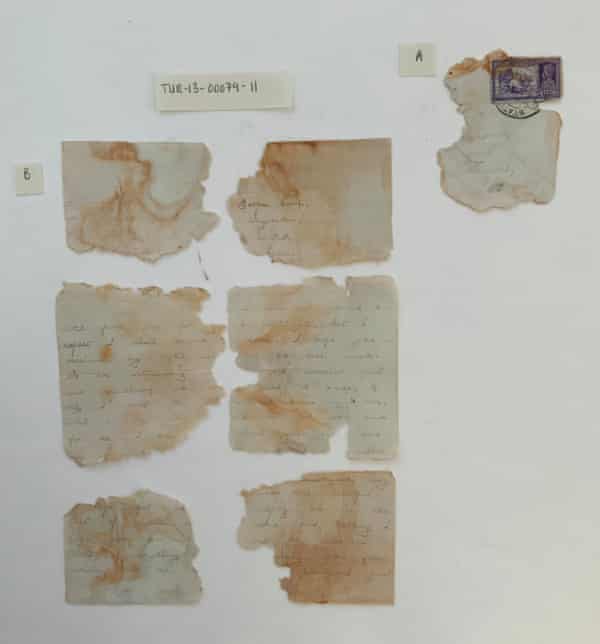 Fragmentos de la carta de amor y fragmento del sobre adjunto con sello y matasellos.