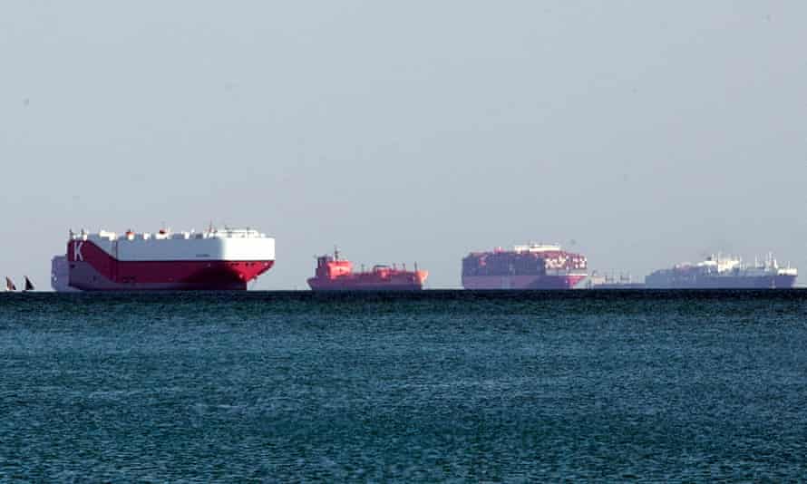 Los barcos están anclados fuera del Canal de Suez en Ismailia.