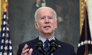 El presidente estadounidense Joe Biden habla sobre la aprobación del rescate de Estados Unidos en la Casa Blanca en Washington, DC