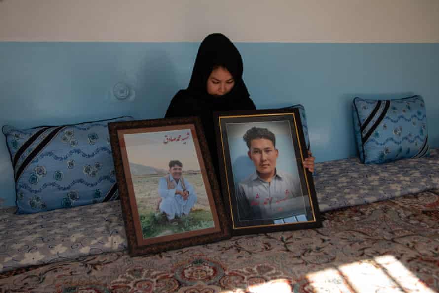 Masooma Yaqoob Ali sostiene una foto de su difunto hermano Sadiq y su primo Ahmed Shah, de 17 años, a quienes militantes de Mach les degollaron.