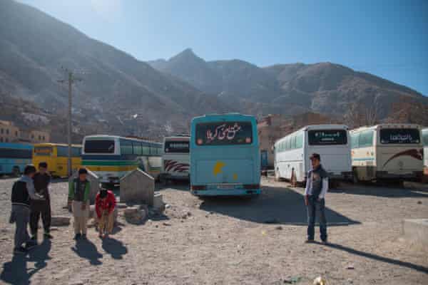 Autobuses para llevar a los peregrinos chiítas a los santuarios en Irán. Muchos hazara están tratando de llegar a Europa para escapar de la persecución en Pakistán y Afganistán.